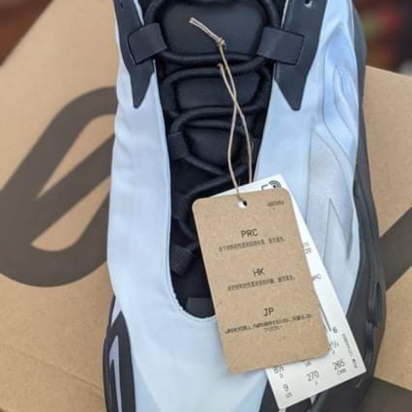 YEEZY 700